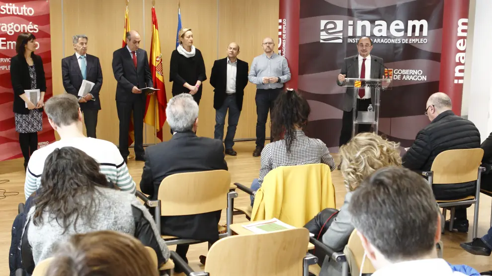 Javier Lambán y Marta Gastón, junto a los agentes sociales, en la presentación del plan.