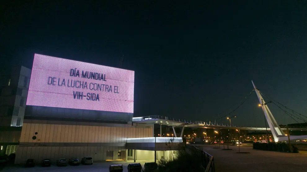 Fachada del centro Etopia (Zaragoza) en el Día Mundial de la lucha contra el Sida.