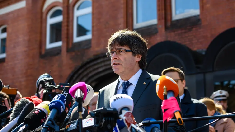 El expresidente catalán se dirige a los medios tras abandonar la prisión.