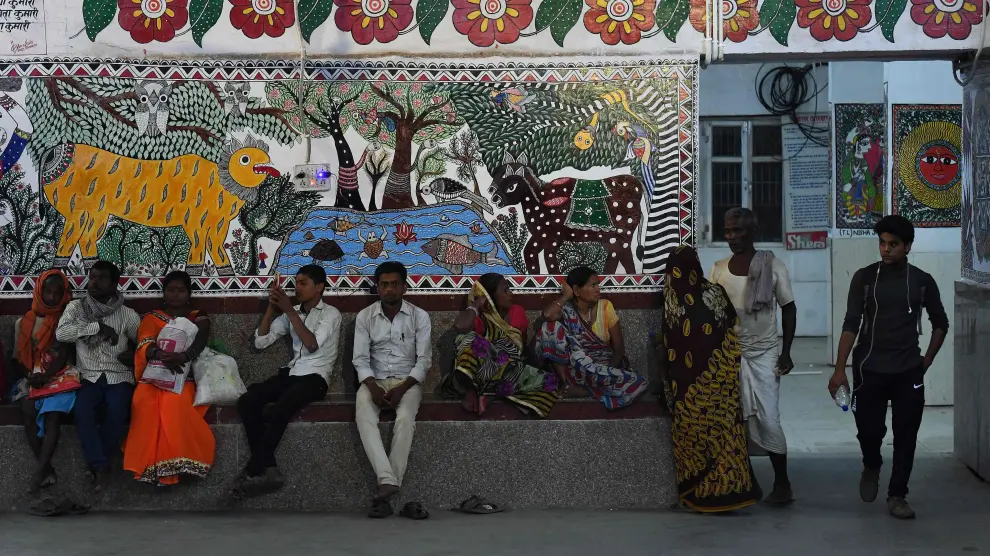 La pintura tradicional de una estación de tren india atrae a los turistas.