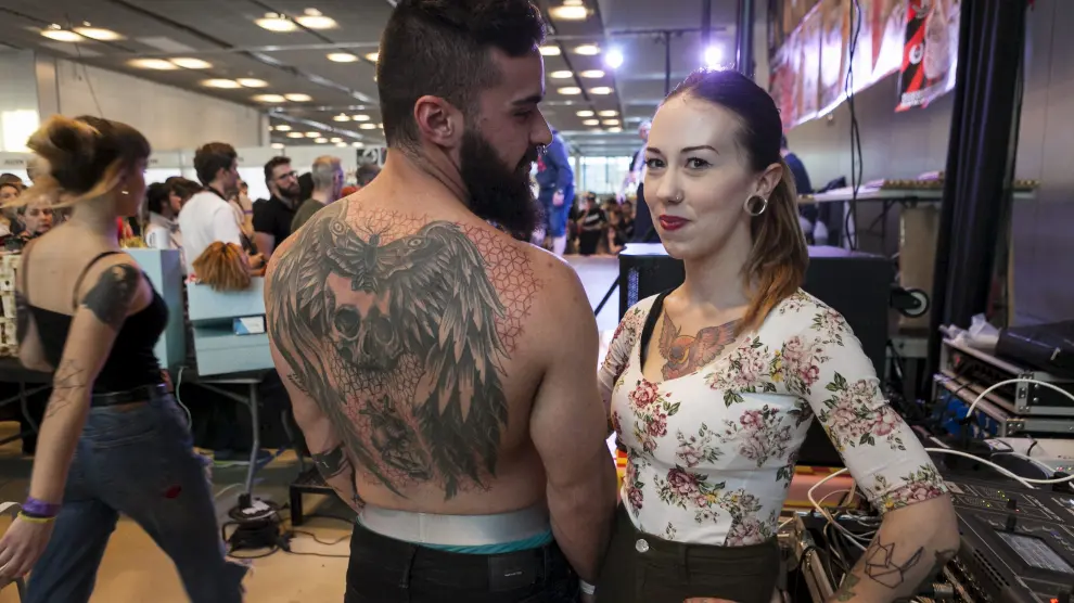 La oscense Maca con el modelo José Manuel Pinilla y su espalda totalmente tatuada.