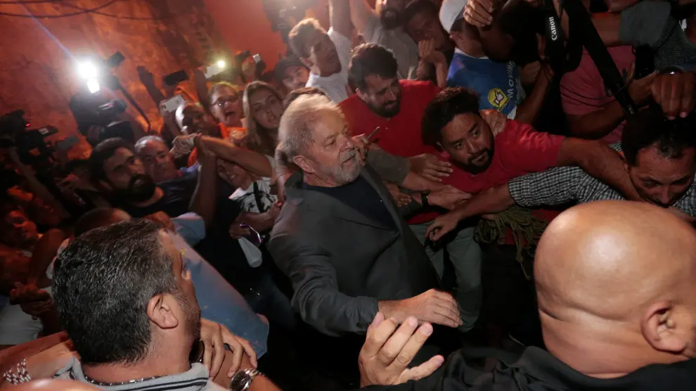 Lula sale a pie de la sede del sindicato.
