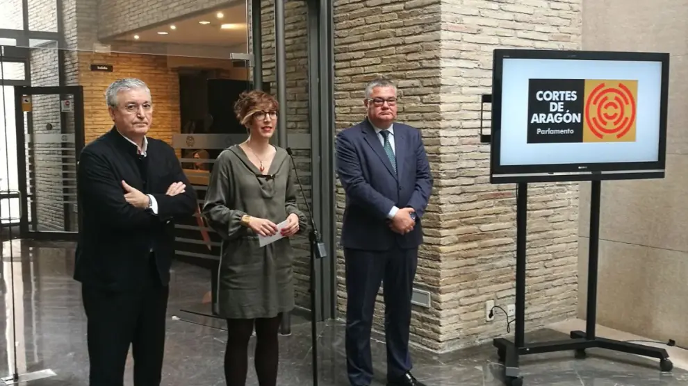La presidenta de las Cortes de Aragón, Violeta Barba, flanqueada por los vicepresidente del PSOE, Florencio García madrigal y del PP Antonio Torres, presentan las Puertas abiertas.