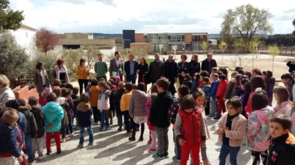 Inauguración del nuevo patio del colegio Santos Samper de Almudévar con la consejera Mayte Pérez.
