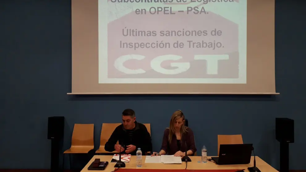 Santiago Arcos, secretario de organización de CGT en Opel, junto a Aída Bosqued, asesora laboral en CGT Aragón La Rioja