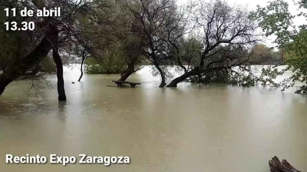 El Ebro baja con fuerza por Zaragoza