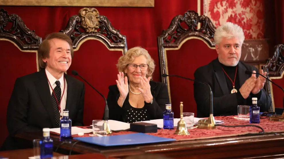 La alcaldesa madrileña Manuela Carmena junto a Almodóvar y Raphael