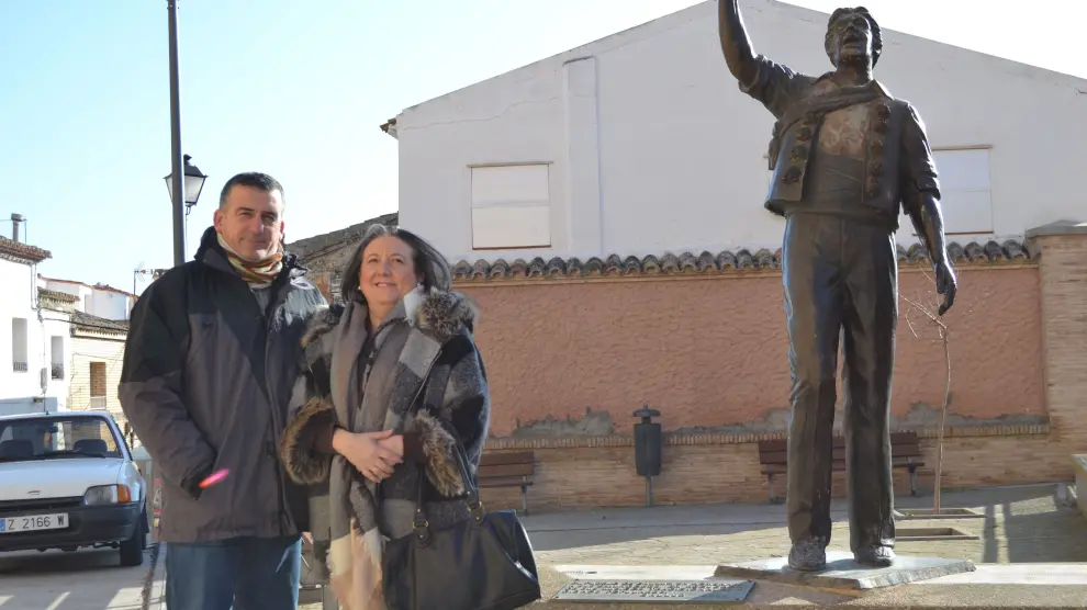 Luis y Alicia, de la Rondalla Navascués, junto al monumento a los danzantes de Gallur.