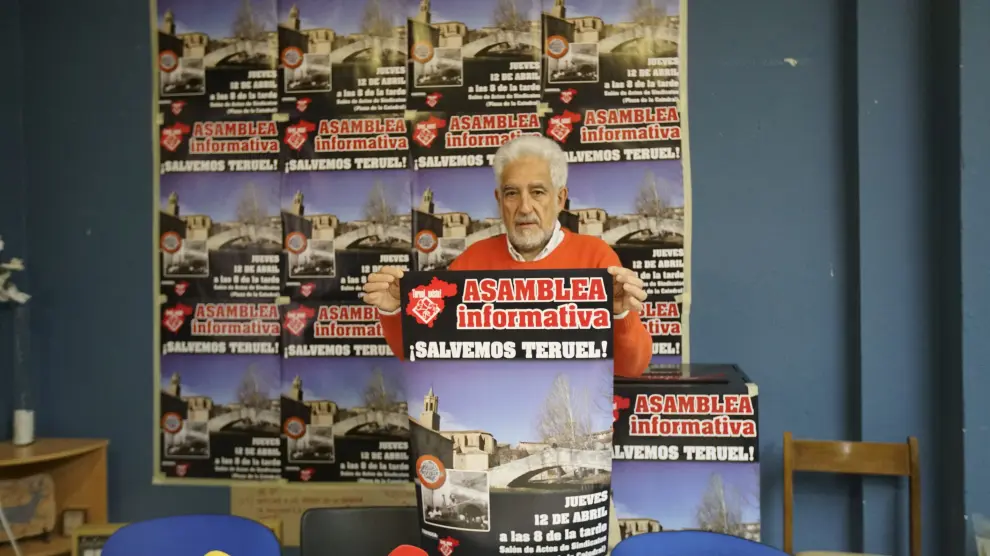 Manuel Gimeno, de Teruel Existe, muestra el cartel convocando a la asamblea ciudadana de esta tarde