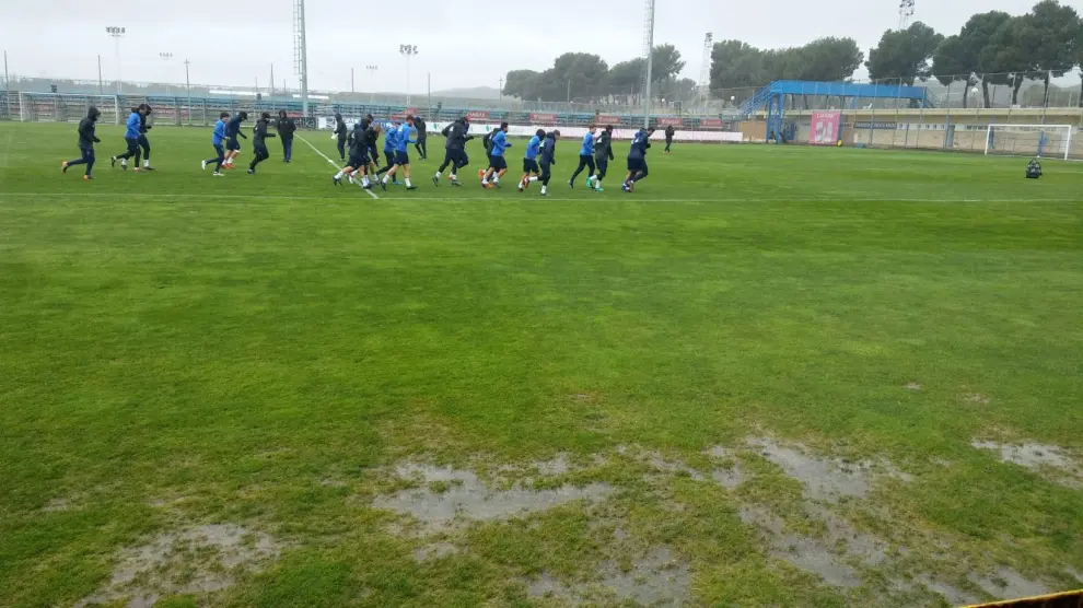 Charcos en el campo de entrenamiento del Real Zaragoza, con fuerte lluvia, aguanieve y frio intenso en este miércoles 11 de abril.