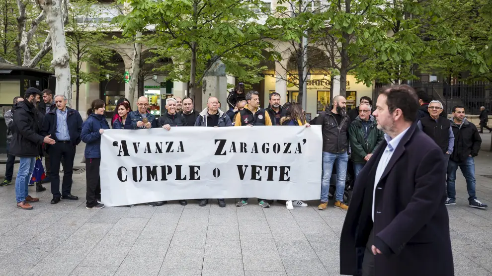 Concentración de trabajadores de Avanza Zaragoza, ayer en la plaza de Aragón.