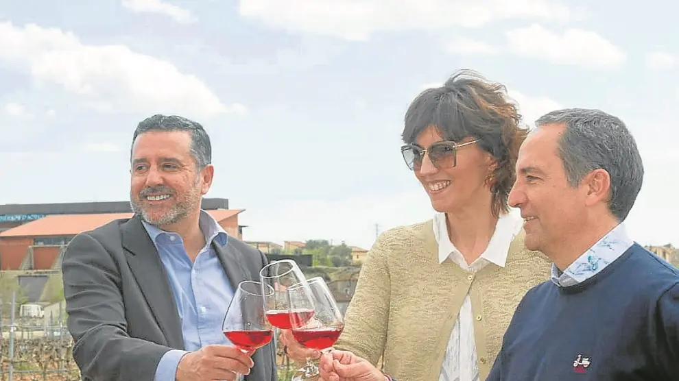 Álvaro Alés Ojeda, Silvia Arruego y Jesús Astrain, en una viña de Bodegas Pirineos.