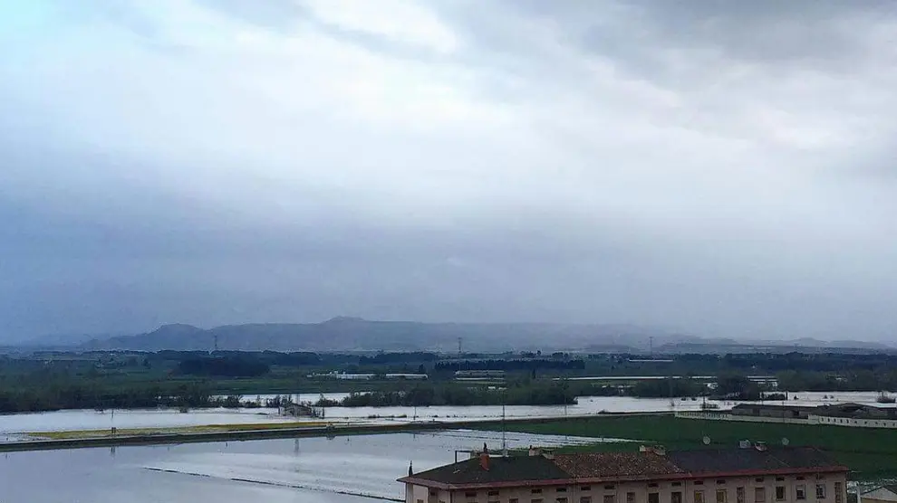 El río Arba, visto desde el casco urbano de Tauste.