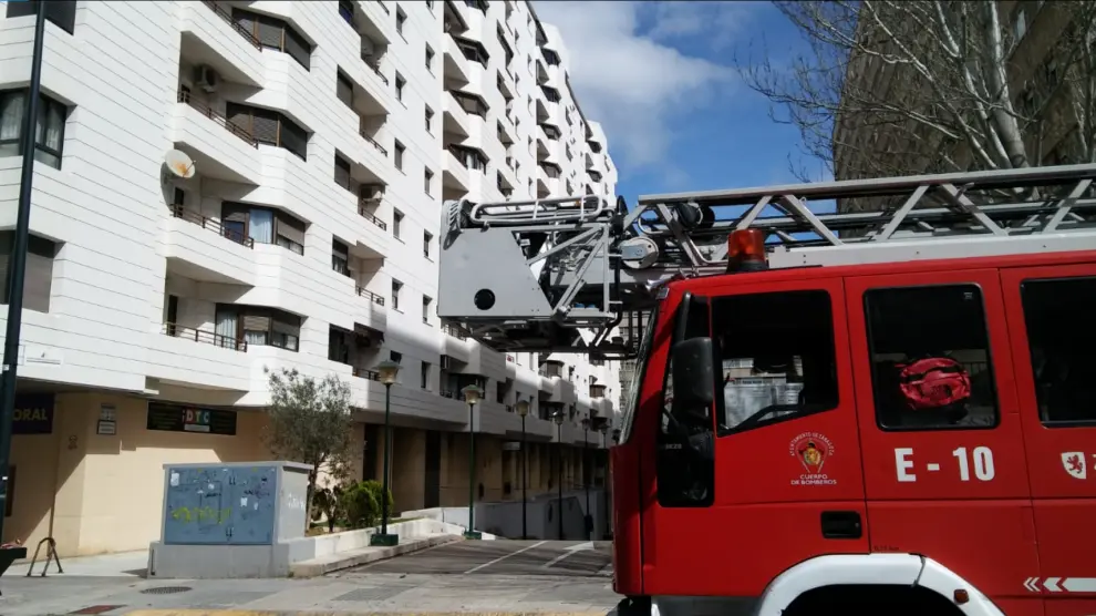 Los bomberos han tenido que acudir a la urbanización Parque Roma por la caída de cascotes.