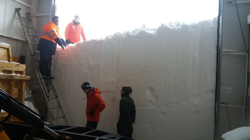 La puerta de la zona de carga del observatorio de Javalambre, bloqueada este jueves por la nieve.