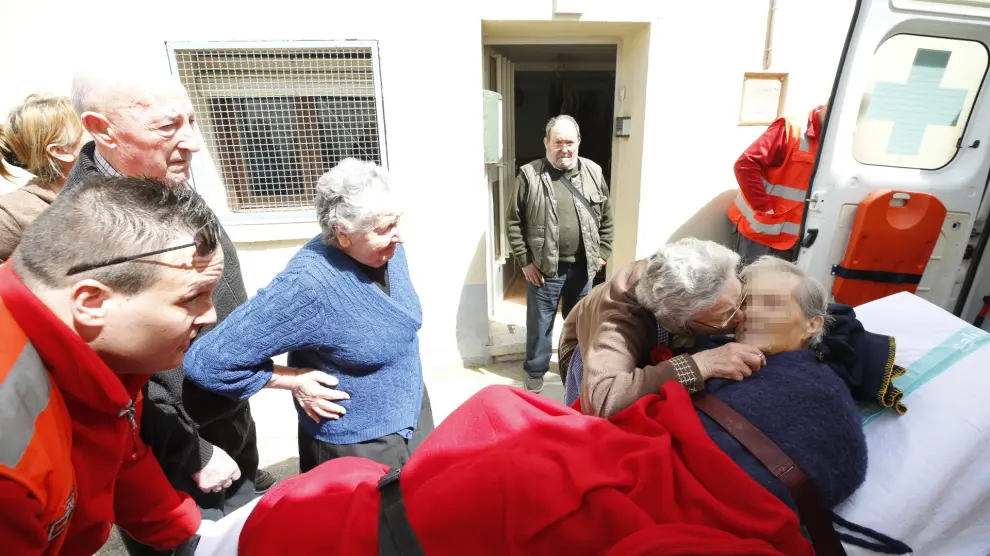 Los vecinos de Lourdes Matute, de 90 años, la despedían este viernes a la puerta de su casa antes ser evacuada a la residencia de Sádaba.