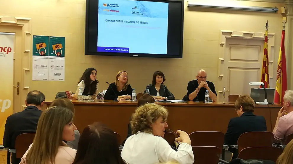 Patricia Fernández, Marta Anguita, Eva Pérez Sorribes y  Günter Schwaiger, ayer, en la DPZ, durante la mesa redonda.
