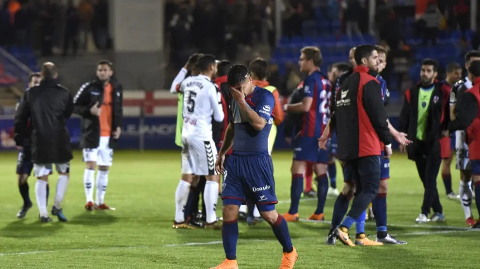 El delantero colombiano Cucho Hernández se retira triste después de empatar sin goles el miércoles contra el Albacete.