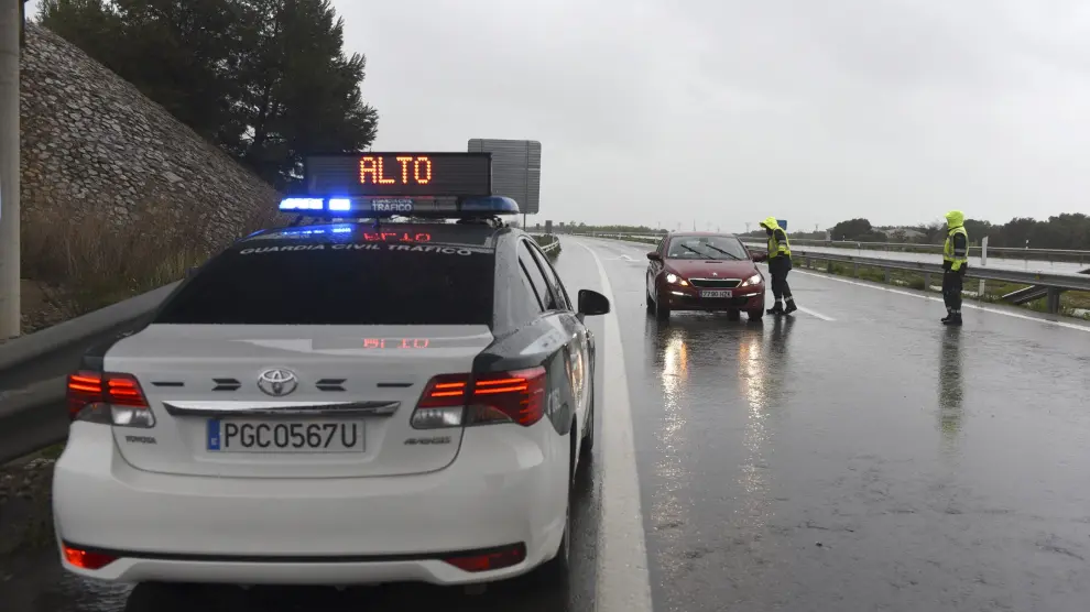 A mediodía, los agentes de la Guardia Civil ya impidieron el paso de vehículos por Monrepós.