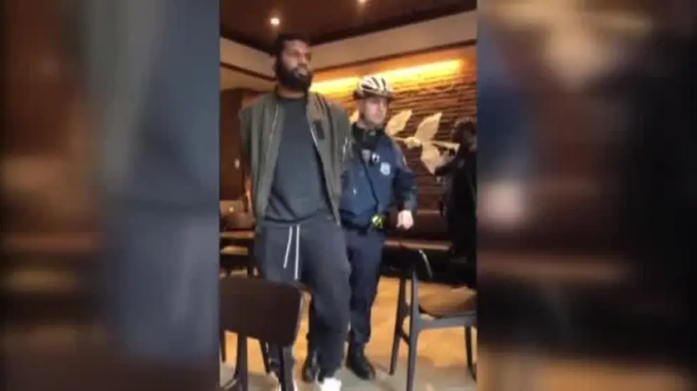 Polémica racial por la detención de dos hombres negros en un Starbucks en Estados Unidos