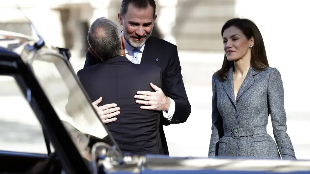 Los reyes saludan al presidente de Portugal nada más bajar del coche.