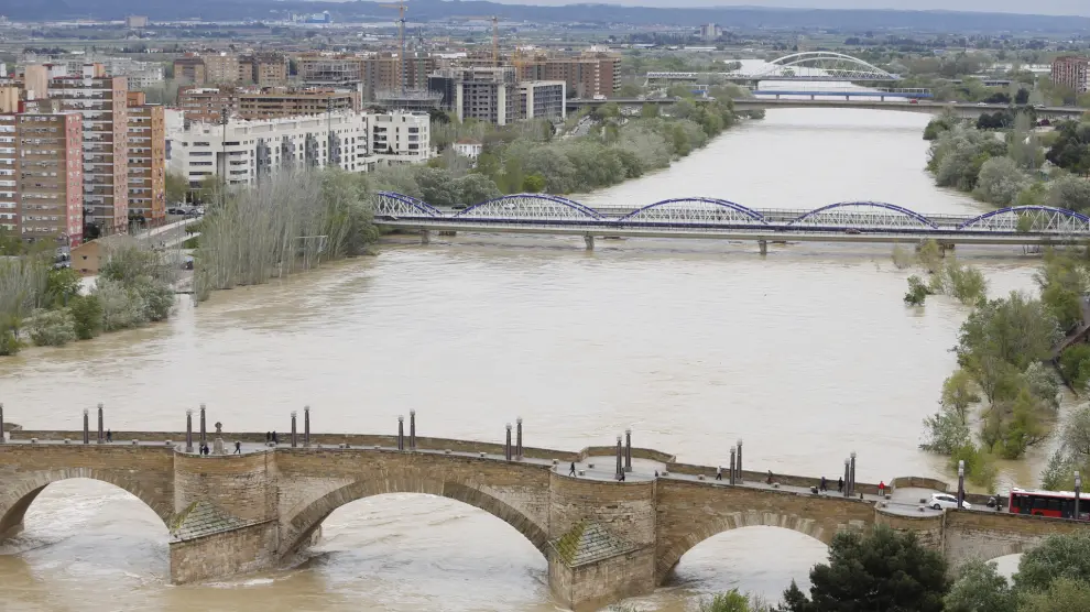 Crecida del Ebro a su paso por Zaragoza este lunes