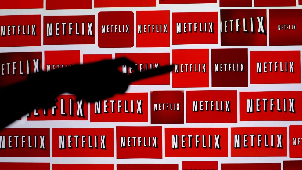 Netflix continúa también con la producción de las nuevas temporadas de 'Las chicas del cable', 'Élite', 'La casa de papel', 'Hache', 'Alta Mar' y 'Criminal'.