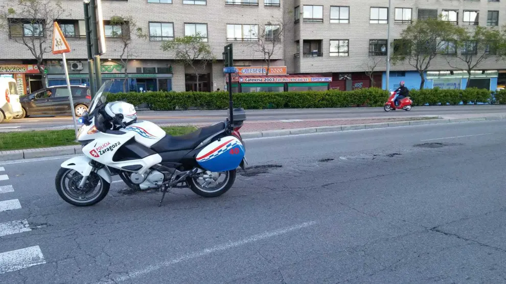 La Policía Local de Zaragoza cortó este martes por la tarde parte del carril central de la avenida de Madrid, donde se van a realizar las labores de asfaltado.
