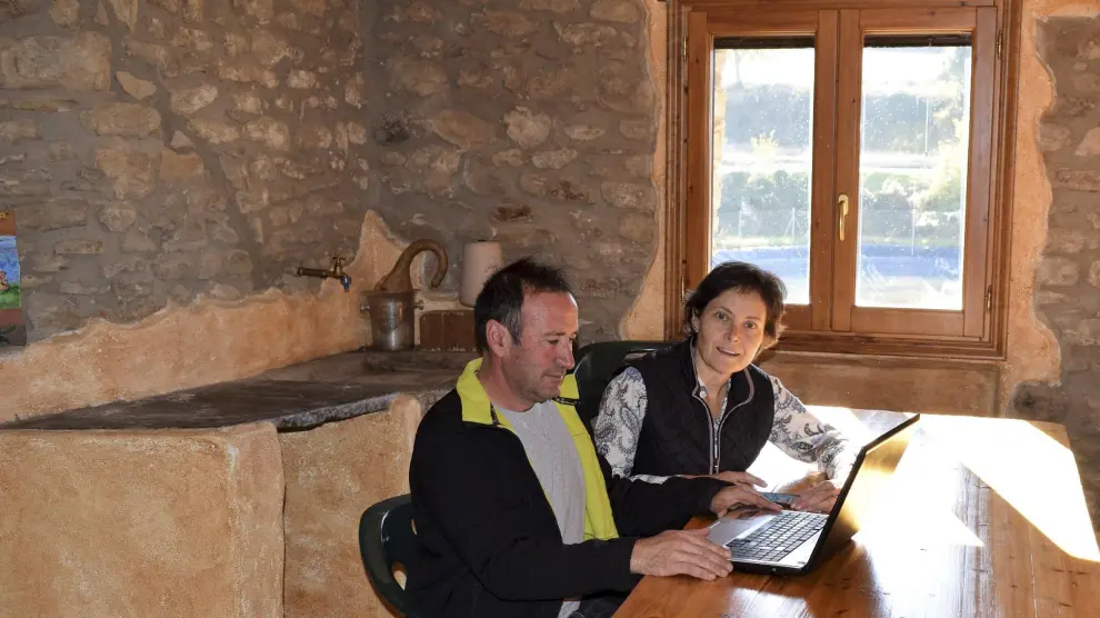 Teresa Salamero y Joaquín Naval, dueños de un negocio de turismo rural en Bellestar, con problemas de conexión a internet