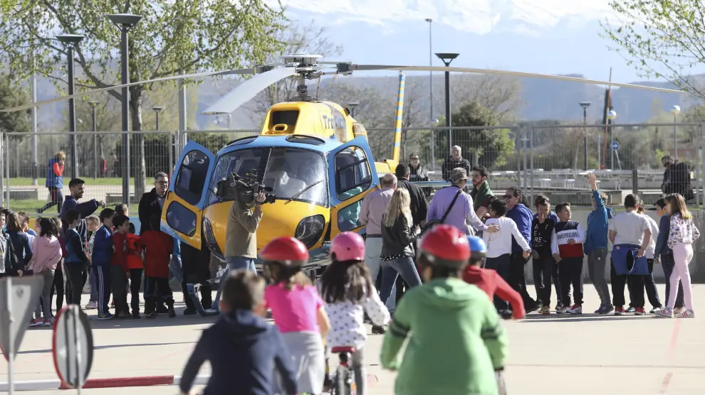 El helicóptero de la DGT en el patio de recreo del colegio Pirineos Pyrenees.