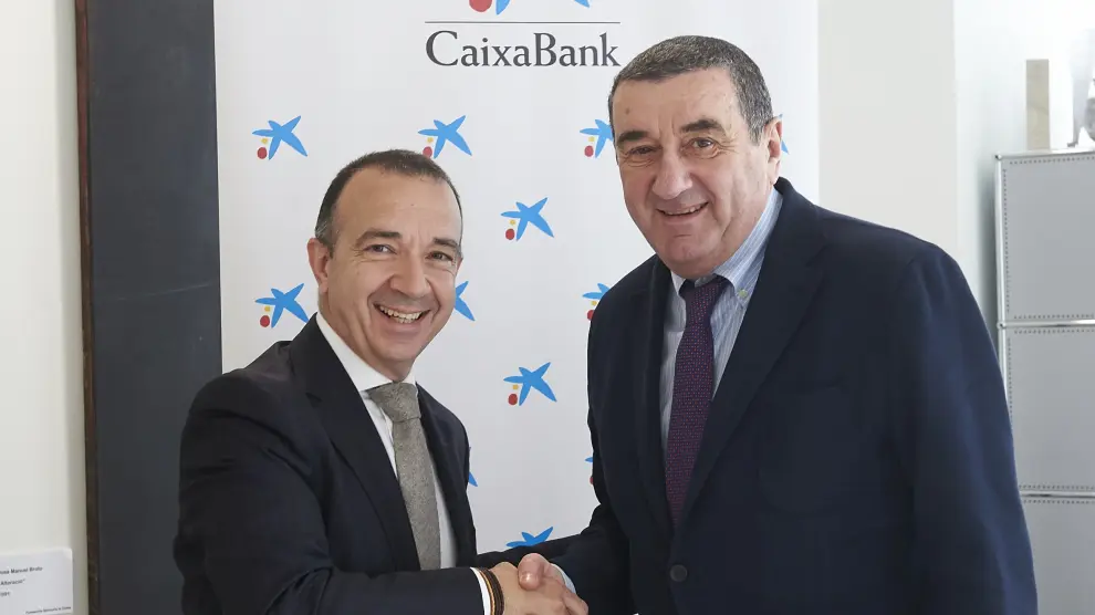 Raúl Marqueta (CaixaBank) y José Antonio Martín Espíldora (Zaragoza Deporte), en la firma.