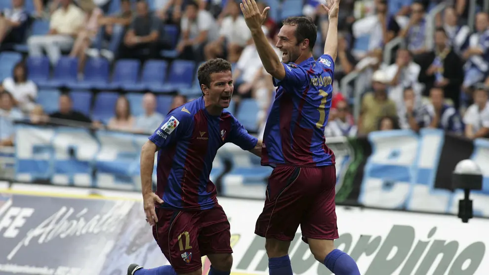 Luis Helguera celebra junto a José Végar el gol que anotó en Tenerife en la primera visita del Huesca en Segunda, en septiembre de 2008, con resultado de empate (1-1).