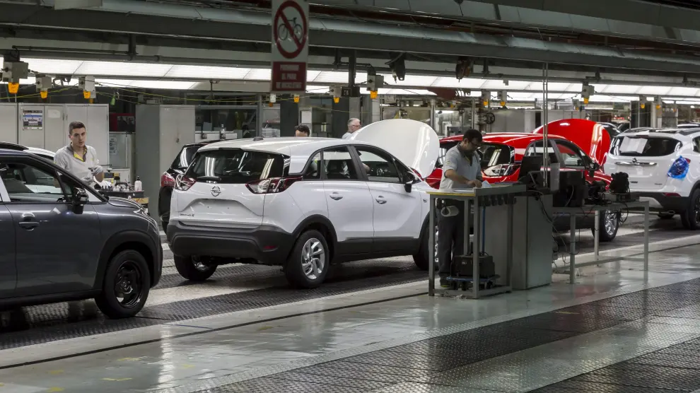 Cadena de montaje de Opel España. Android trabaja dentro de la fábrica.