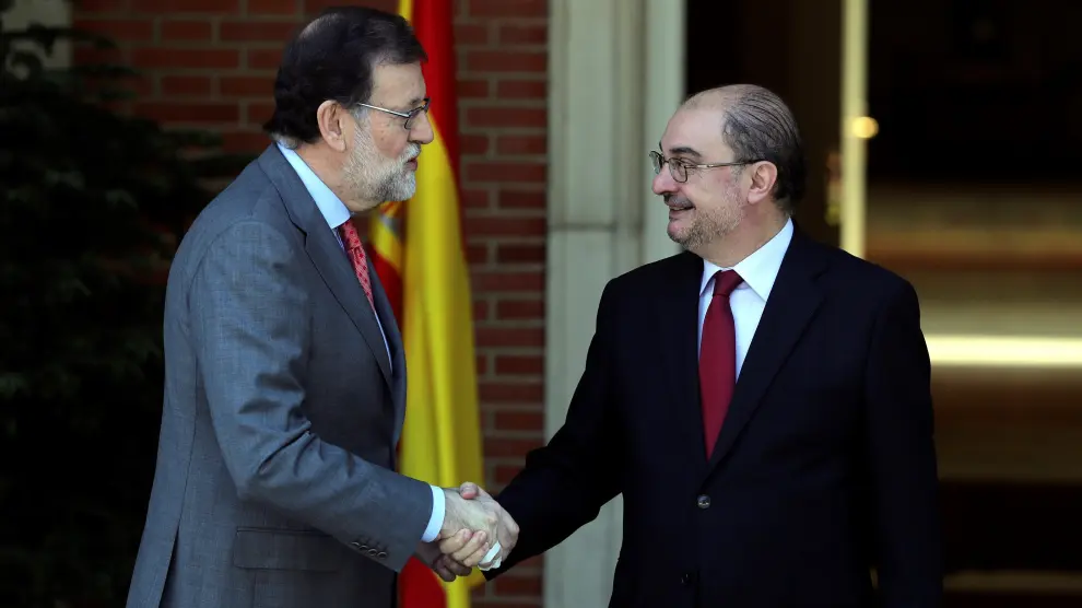 El presidente del Gobierno Mariano Rajoy junto al presidente aragonés Javier Lambán.