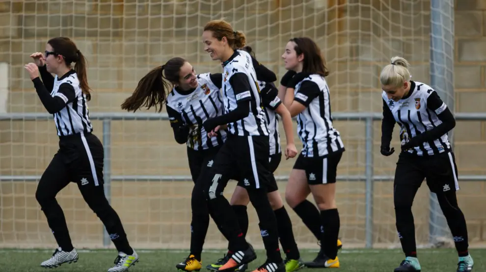 El equipo femenino del Atlético Ranillas celebra un gol esta temporada.
