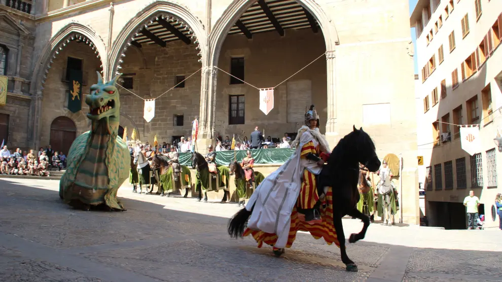 Vencimiento del dragón en la plaza de España de Alcañiz en el día de San Jorge.