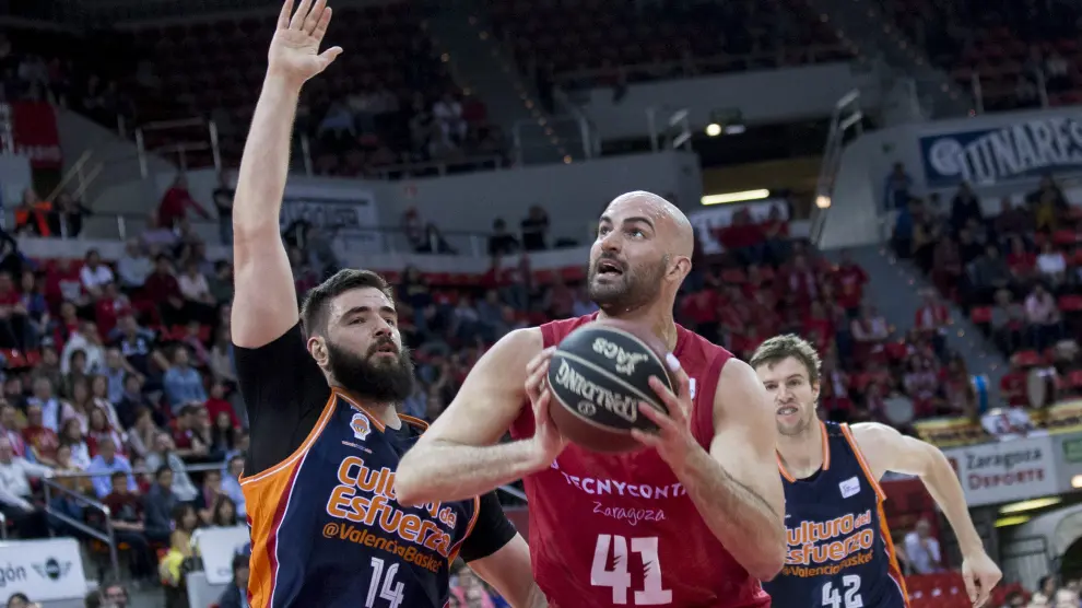 Xavi Rey intenta anotar en el partido contra el Valencia Basket.