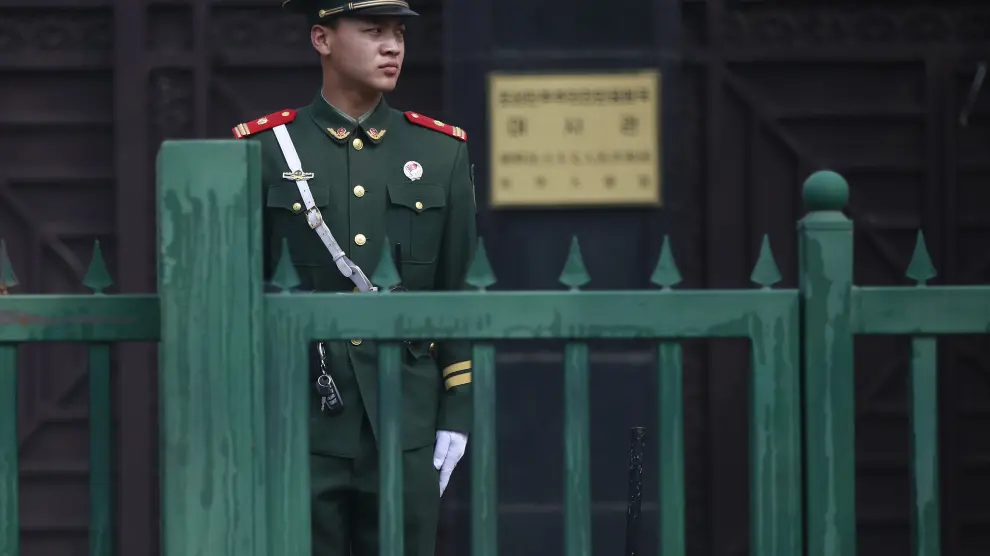 Un soldado del Ejército Popular de Liberación de China en la embajada de Corea del Norte en Pekín.