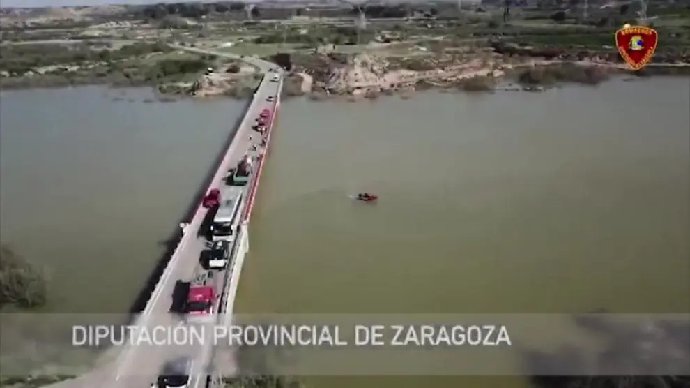 Bomberos de Zaragoza localizan turismo caído al Ebro en el accidente de Chiprana