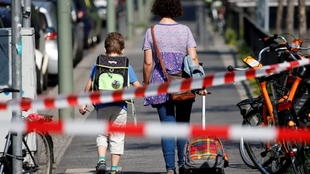 Una mujer y su hijo caminan por una calle acordonada durante la evacuación de resientes en Berlín