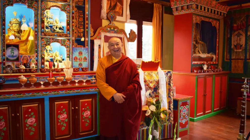 El lama Drugyu Tempa se muestra sonriente en una de las estancias del monasterio de Panillo.