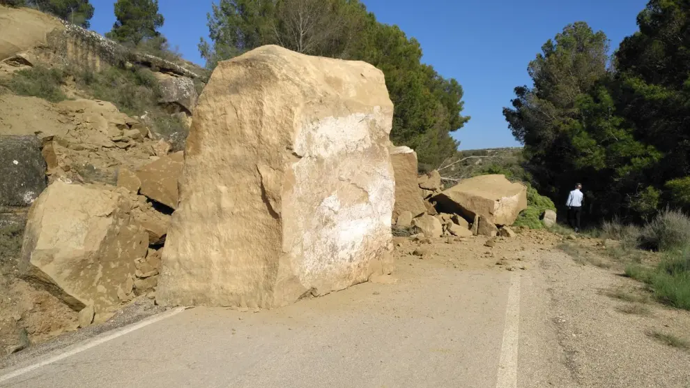 Un desprendimiento corta la carretera entre Cartuja y Pallaruelo