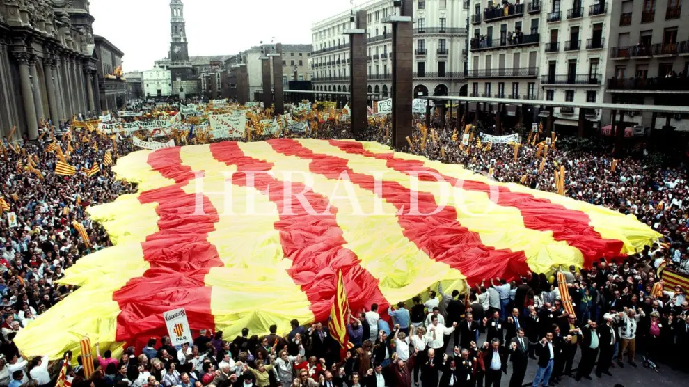Una bandera de Aragón de 3.000 metros cuadrados desplegada en la plaza del Pilar de Zaragoza en la manifestación por la autonomía y el trasvase del Ebro del 23 de abril 1993.