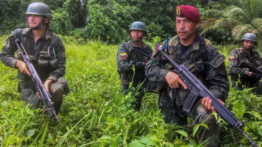 Miembros de las tropas de Ecuador patrullan una zona rural de Tumaco