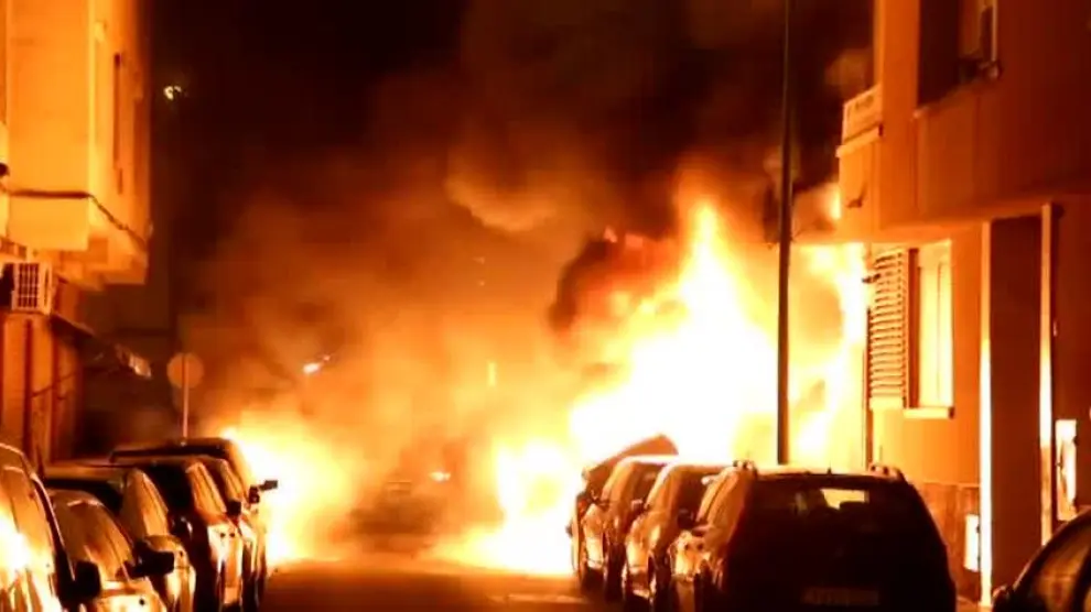 Un incendio obliga a desalojar a 80 vecinos de una vivienda en Palma