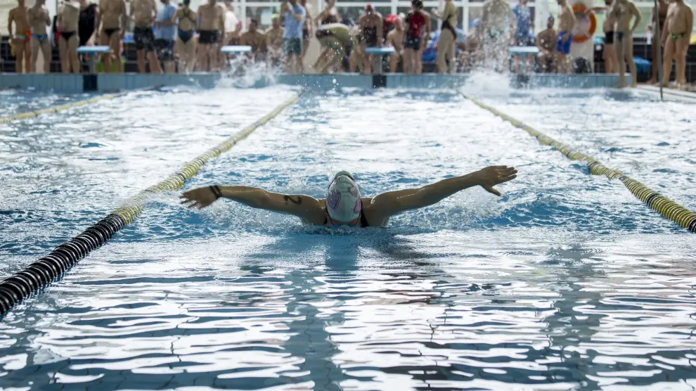 Una nadadora en acción, este sábado en el CDM Alberto Maestro de Zaragoza