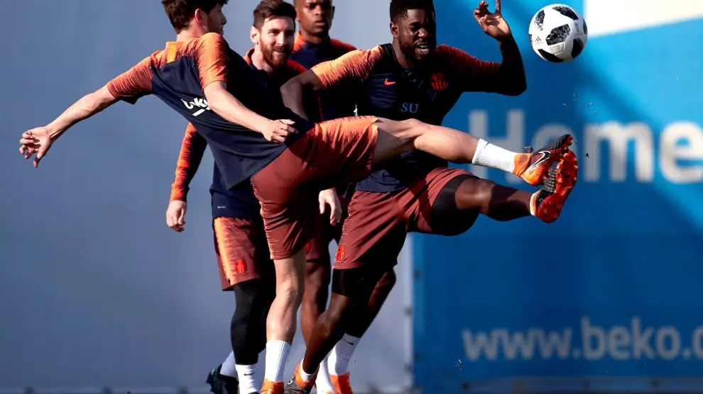 Sergi Roberto (i), Messi (c) y Samuel Umtiti (d), durante el entrenamiento de este viernes.