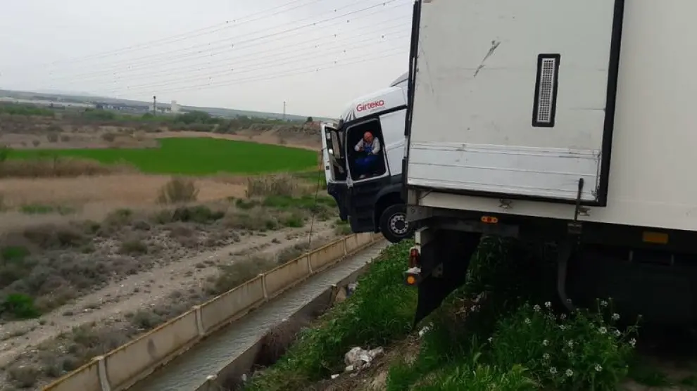 Un camionero borracho se queda colgando sobre una acequia a cinco metros de altura