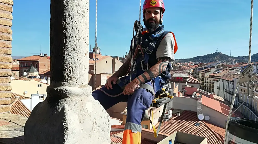 Daniel Magro, de la empresa Vertical Aragón, a punto de descolgarse por el exterior de la torre.