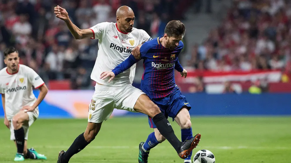 Nzonzi pugna con Messi en el Sevilla-Barcelona de la Copa del Rey.